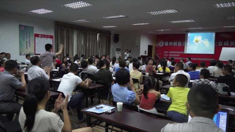 張繼云應(yīng)邀上臺(tái)分享，學(xué)員紛紛鼓掌歡迎